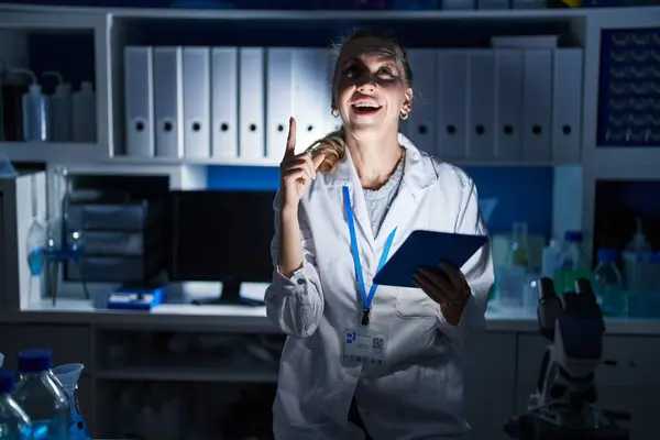Hermosa Mujer Rubia Que Trabaja Laboratorio Científico Tarde Noche Sorprendida —  Fotos de Stock