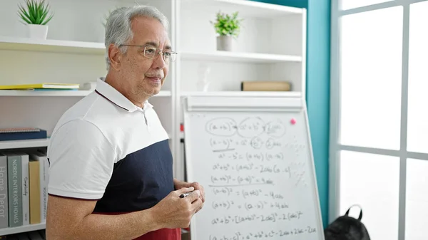 Hombre Mediana Edad Con Profesor Pelo Gris Enseñando Matemáticas Aula — Foto de Stock