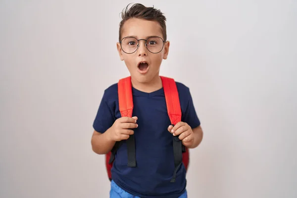 Pequeño Niño Hispano Con Gafas Mochila Estudiante Asustado Sorprendido Con — Foto de Stock