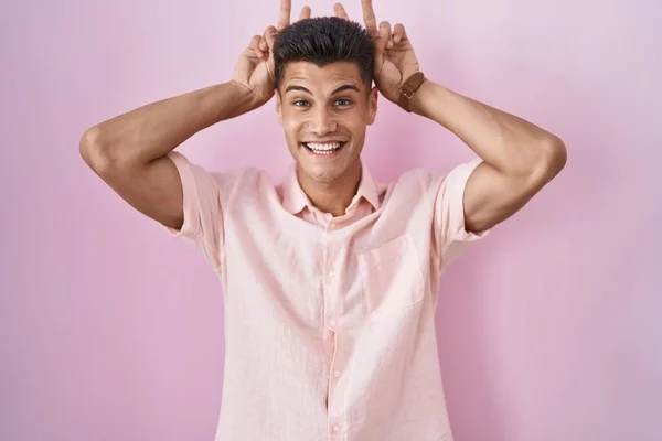Jovem Hispânico Homem Sobre Fundo Rosa Posando Engraçado Louco Com — Fotografia de Stock
