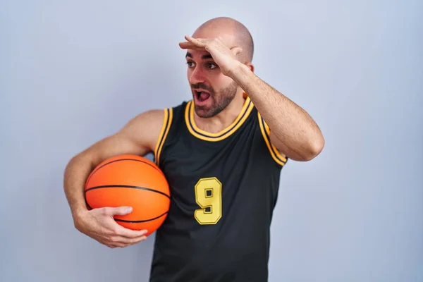 Young Bald Man Beard Wearing Basketball Uniform Holding Ball Very — Stock Photo, Image