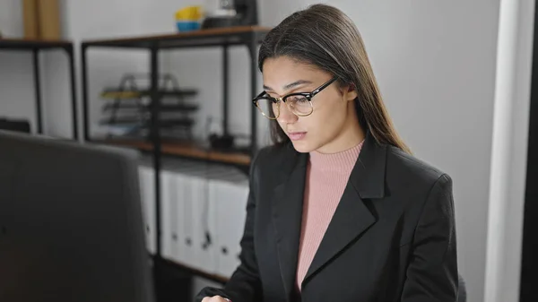 Young Beautiful Hispanic Woman Business Worker Using Laptop Working Office —  Fotos de Stock