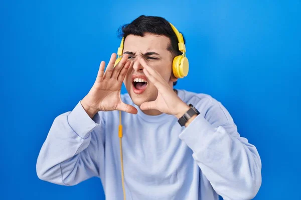 Δυαδικό Άτομο Που Ακούει Μουσική Χρησιμοποιώντας Ακουστικά Φωνάζοντας Θυμωμένος Δυνατά — Φωτογραφία Αρχείου