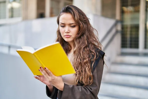 Young Beautiful Hispanic Woman Reading Book Street — Stock Photo, Image