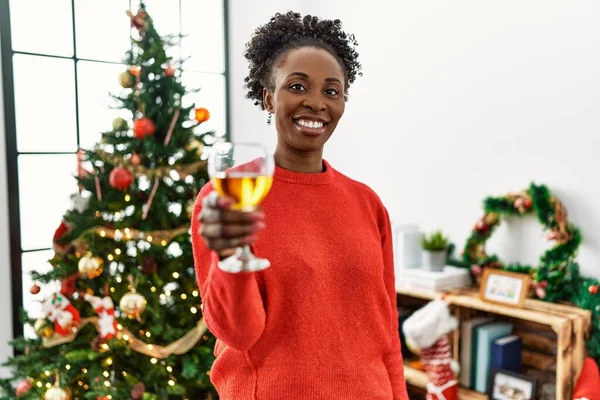 Afroamerikanerin Trinkt Champagner Hause Weihnachtsbaum — Stockfoto