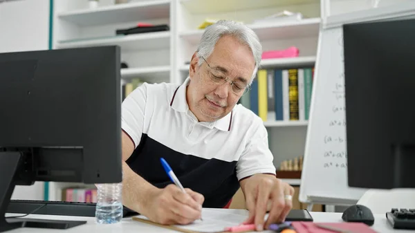 Hombre Mediana Edad Con Profesor Pelo Gris Usando Notas Computación —  Fotos de Stock