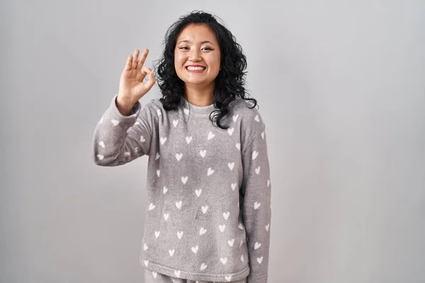 Jonge Aziatische Vrouw Draagt Een Lachende Pyjama Doet Het Goed — Stockfoto