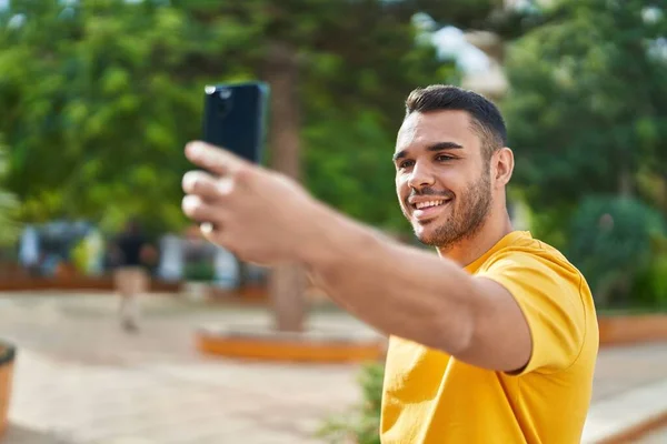 Genç Spanyol Adam Gülümsüyor Parktaki Akıllı Telefonun Yanında Özçekim Yapıyor — Stok fotoğraf