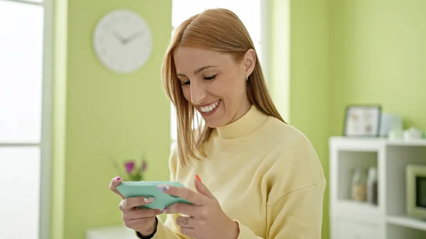 Jong Blond Vrouw Glimlachen Zelfverzekerd Kijken Video Smartphone Thuis — Stockfoto