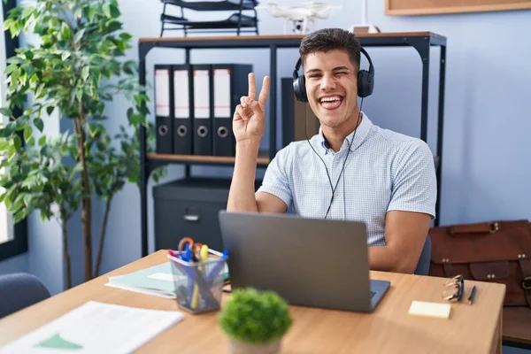 Jonge Spaanse Man Die Kantoor Werkt Een Koptelefoon Draagt Glimlachend — Stockfoto