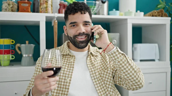 Jonge Spaanse Man Drinkt Glas Wijn Pratend Smartphone Eetzaal — Stockfoto