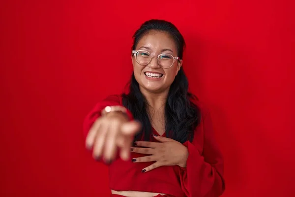 Aziatisch Jong Vrouw Staande Rode Achtergrond Lachen Naar Wijzend Vinger — Stockfoto