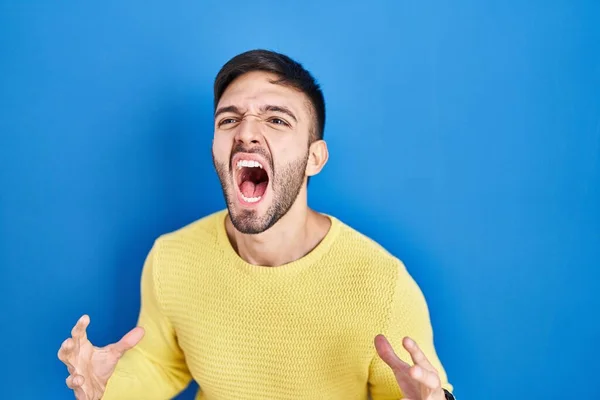 Hispanic Man Standing Blue Background Crazy Mad Shouting Yelling Aggressive — Foto de Stock