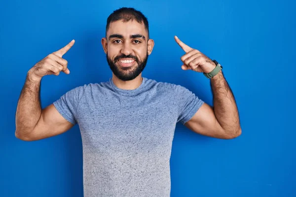 Naher Osten Mann Mit Bart Auf Blauem Hintergrund Lächelnd Auf — Stockfoto