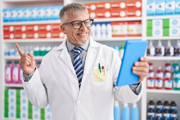 Homem Hispânico Com Cabelos Grisalhos Trabalhando Farmácia Farmácia Fazendo Videochamada — Fotografia de Stock