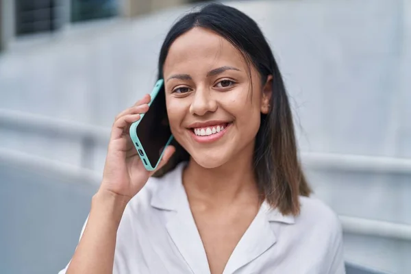 Mujer Hispana Joven Sonriendo Confiada Hablando Teléfono Inteligente Calle — Foto de Stock