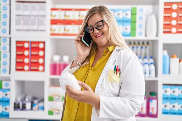Young Woman Pharmacist Holding Pills Bottle Talking Smartphone Pharmacy — Foto Stock