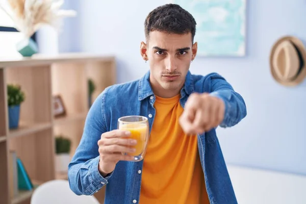 Knappe Spaanse Man Die Een Glas Sinaasappelsap Drinkt Wijzend Met — Stockfoto