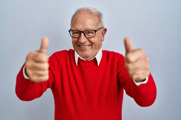 Senior Man Grey Hair Standing Isolated Background Approving Doing Positive — Stock fotografie