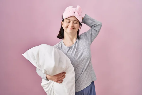 Γυναίκα Σύνδρομο Φορώντας Μάσκα Ύπνου Αγκαλιάζει Μαξιλάρι Χαμογελώντας Αυτοπεποίθηση Αγγίζοντας — Φωτογραφία Αρχείου