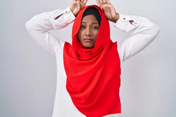 Junge Arabische Frau Mit Traditionellem Islamischen Hijab Schal Macht Hasenohren — Stockfoto