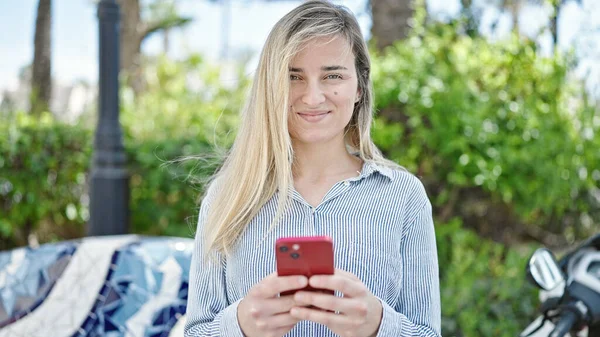 Ung Blond Kvinna Ler Säker Med Hjälp Smartphone Parken — Stockfoto