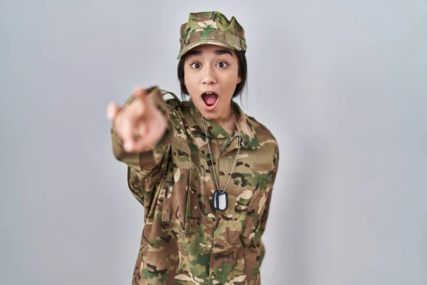 Jonge Zuid Aziatische Vrouw Draagt Camouflage Legeruniform Wijzen Met Vinger — Stockfoto