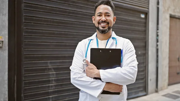 Mladý Latinský Muž Lékař Usměvavý Jistý Držení Lékařské Zprávy Ulici — Stock fotografie