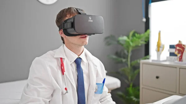 Young Caucasian Man Doctor Using Virtual Reality Glasses Clinic — Stock Photo, Image