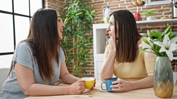 Due Donne Che Bevono Caffè Parlando Sala Pranzo — Foto Stock
