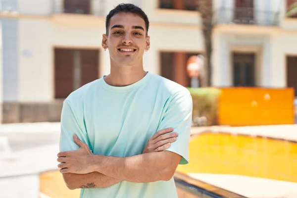 Jonge Spaanse Man Glimlachend Vol Vertrouwen Staand Met Armen Gekruist — Stockfoto