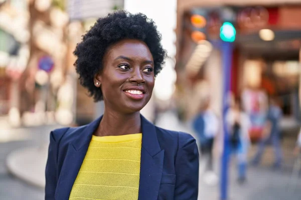 Joven Mujer Afroamericana Ejecutivo Negocios Sonriendo Confiado Calle — Foto de Stock