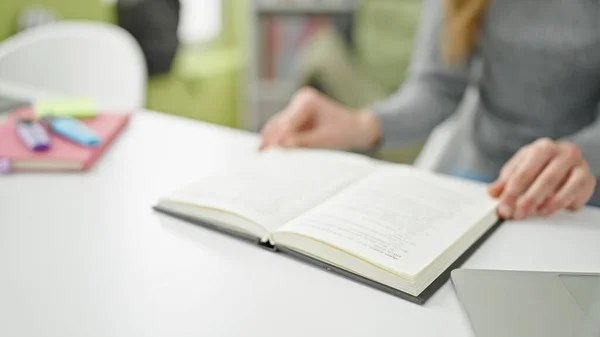 Fiatal Kaukázusi Könyvet Olvas Asztalon Könyvtár Egyetemen — Stock Fotó