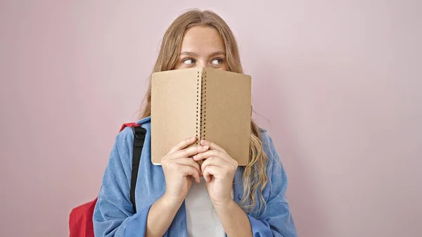 Jovem Loira Estudante Cobrindo Boca Com Livro Sobre Fundo Rosa — Fotografia de Stock