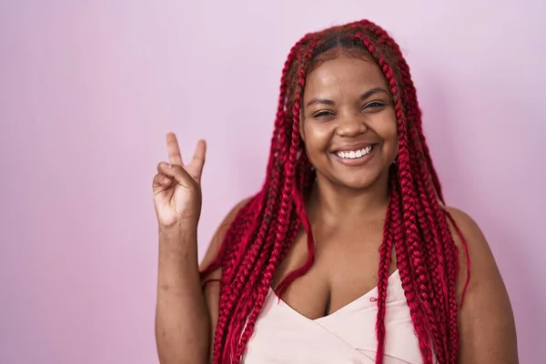 Afroamerykanka Plecionymi Włosami Stojąca Nad Różowym Tłem Uśmiechnięta Szczęśliwą Twarzą — Zdjęcie stockowe