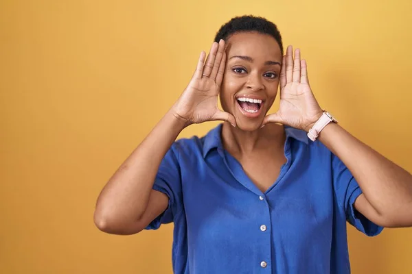 Afro Amerikaanse Vrouw Staat Gele Achtergrond Lachend Vrolijk Kijkend Naar — Stockfoto
