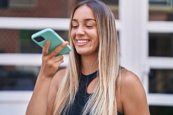 Genç Güzel Spanyol Bir Kadın Gülümsüyor Caddede Akıllı Telefondan Konuşuyor — Stok fotoğraf