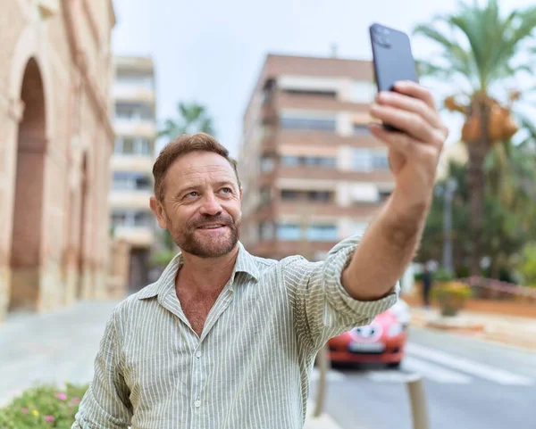 Orta Yaşlı Bir Adam Gülümsüyor Sokakta Akıllı Telefonun Yanında Özçekim — Stok fotoğraf