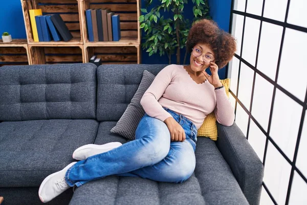 African American Woman Smiling Confident Sitting Sofa Home — Photo