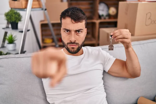 Przystojny Hiszpan Trzymający Klucze Nowego Domu Wskazując Palcem Kamerę Ciebie — Zdjęcie stockowe