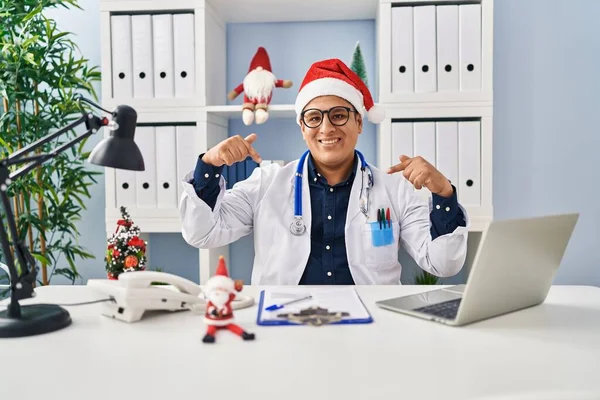 Ισπανόφωνος Νεαρός Γιατρός Στην Κλινική Χριστούγεννα Δείχνει Σίγουρος Χαμόγελο Στο — Φωτογραφία Αρχείου