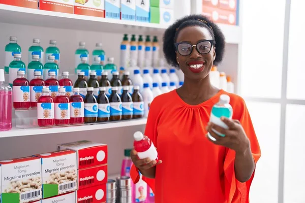 Afroamerikanerin Lächelt Selbstbewusst Und Hält Medikamentenflaschen Der Apotheke — Stockfoto