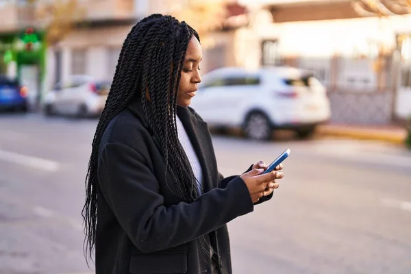 Mujer Afroamericana Usando Smartphone Con Expresión Seria Calle — Foto de Stock
