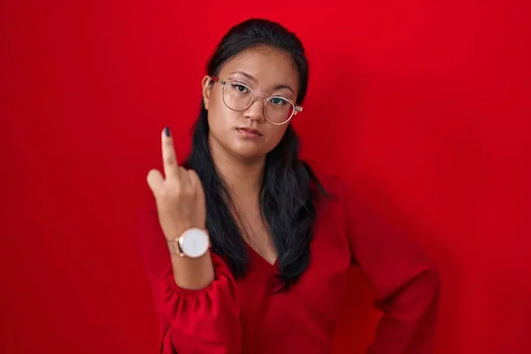 Asian Young Woman Standing Red Background Showing Middle Finger Impolite — Stok fotoğraf