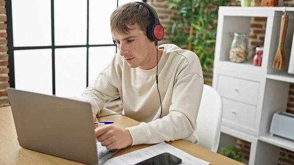 Fiatal Fehér Férfi Laptoppal Fejhallgatóval Ebédlőben — Stock Fotó