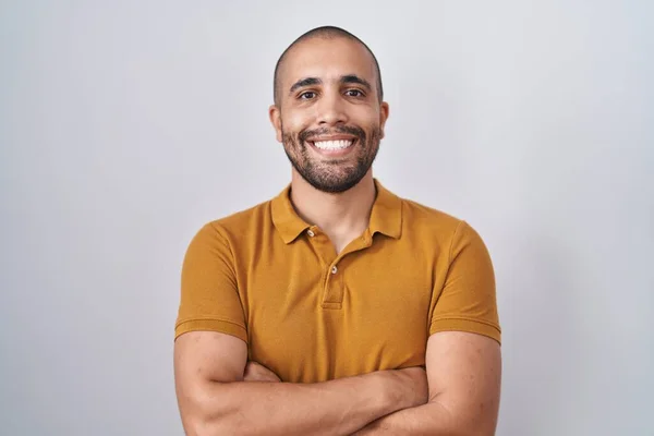 Homem Hispânico Com Barba Sobre Fundo Branco Rosto Feliz Sorrindo — Fotografia de Stock
