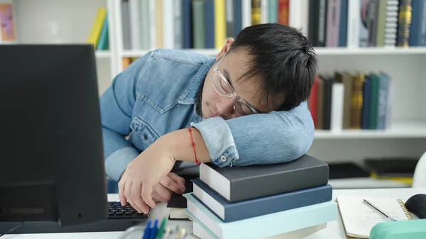 Jonge Chinese Man Student Slapen Boeken Bibliotheek Universiteit — Stockfoto