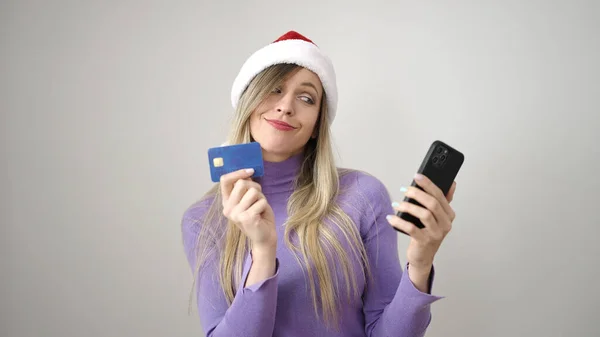 Νεαρή Ξανθιά Γυναίκα Φοράει Χριστουγεννιάτικο Καπέλο Χρησιμοποιώντας Smartphone Και Πιστωτική — Φωτογραφία Αρχείου