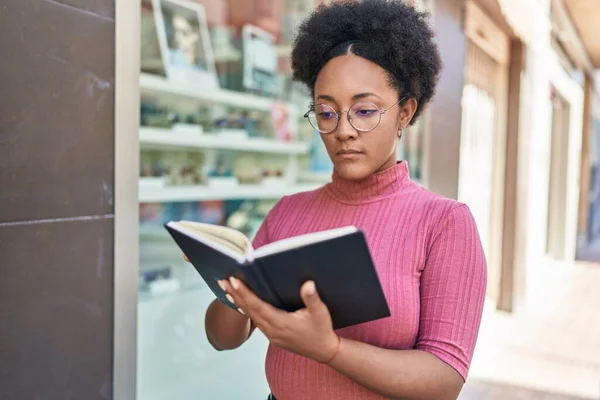 Afričanky Americká Žena Čtení Knihy Ulici — Stock fotografie
