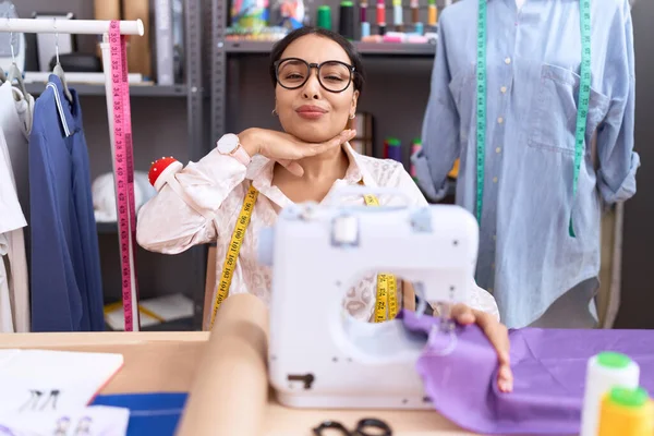 Jonge Arabische Vrouw Kleding Maker Ontwerper Werken Atelier Keel Doorsnijden — Stockfoto